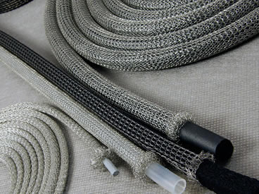 Knitted mesh gasket with rubber inside