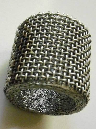 Knitted mesh cylinder filter with plain wire mesh overlaid